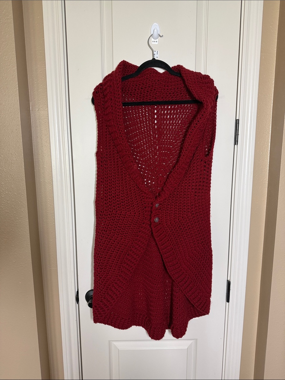 Sleeveless Open-Knit Button Cardigan in Burgundy
